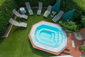 马尔切西内Hotel Venezia的享有庭院游泳池的顶部景色