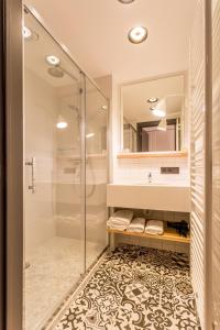 马塞克De Sjeiven Dorpel的带淋浴和玻璃淋浴间的浴室