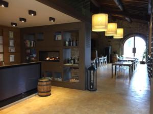 基安蒂盖奥勒罗卡迪卡斯塔格努利酒店的带壁炉的客厅和用餐室