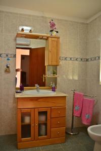 圣地亚哥-杜卡森Monte da Vinha Nova的一间带水槽和镜子的浴室