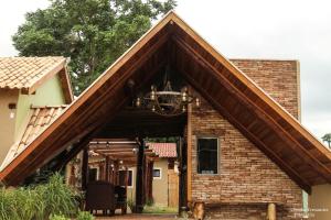 FronteiraPousada do Vovô的砖屋,设有大型木屋顶