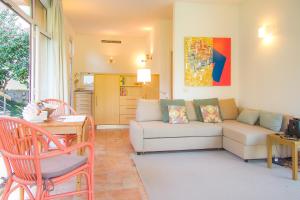 波尔图生活在波尔图 | 波尔图花园泳池公寓的客厅配有沙发和桌子