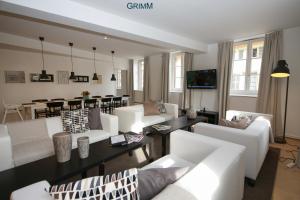 科尔马克莱夫街克尔玛公寓的一间带白色沙发的客厅和一间用餐室