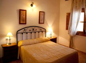 阿尔阿马德穆尔西亚El Mirador de Gebas的一间卧室配有一张带两盏灯的床和一扇窗户。