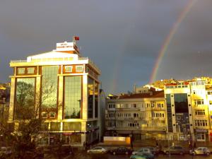 Ereğli格兰德埃雷利酒店的天上一带彩虹,城市上方有建筑