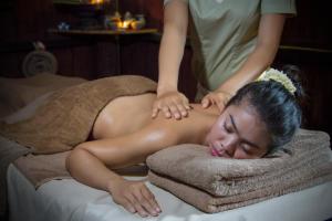 暹粒The Bliss Angkor的一位女性从治疗师那里得到按摩