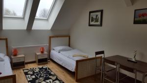 NýřanyFarm Stay NH Stables的一间卧室配有一张床、一张书桌和两个窗户。