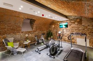 佩奇阿黛尔精品酒店的砖墙内有几个健身器材的健身房