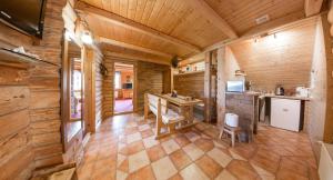 下乌斯奇基Domek Marców的小木屋内的厨房,设有木制天花板