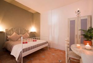 塞博河畔卡莱塔Casa del Rio的一间卧室配有一张床和一张植物桌子