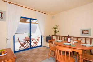 塞博河畔卡莱塔Casa del Rio的一间带桌子的用餐室和一个阳台