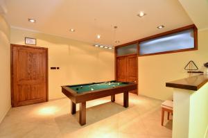 ŠćulciLuxury Villa Maslina with private pool & jacuzzi的台球室,内设台球桌