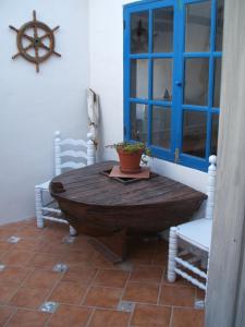 塞博河畔卡莱塔Casa del Rio的一张木桌,房间配有椅子和窗户