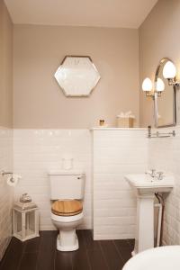 达灵顿达灵顿班纳蒂尼酒店的一间带卫生间和水槽的浴室