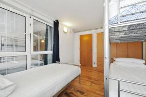 伦敦进入城市公寓的一间卧室设有两张床和窗户。