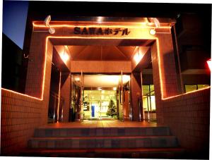 富士河口湖SAWA酒店的夜间有灯的建筑物入口