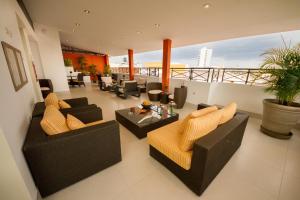 皮乌拉厄尔普林西酒店的带沙发和桌子的客厅以及阳台。