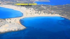 艾拉方索斯Simosmare Resort的享有蓝色海水海滩的空中景致