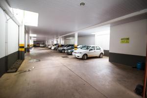 波多韦柳纳迪沃酒店的大型停车库,可停放汽车