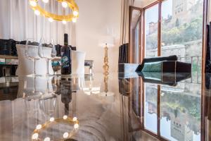 格拉纳达BiBo Suites Oro del Darro的客厅里设有玻璃桌,配有窗户