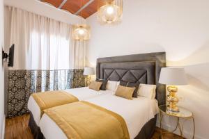 BiBo Suites Oro del Darro客房内的一张或多张床位