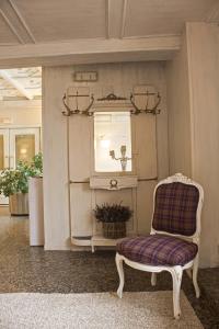 萨莫拉Ares Hotel的椅子坐在带窗户的房间