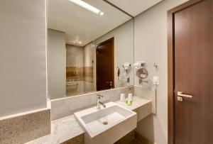 孔芬斯Linx Confins的一间带水槽和镜子的浴室