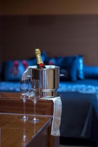 奥维多阿贝多乐斯汽车旅馆的桌子上两杯酒,桶里装一瓶