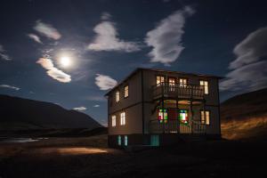 Kolkuós Kolkuós Guesthouse的夜夜空,月亮在后面