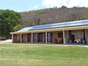 飞鱼湾科科斯帕当山林小屋公寓的顶部设有太阳能电池板的房子