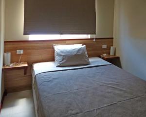 飞鱼湾科科斯帕当山林小屋公寓的一间卧室设有一张大床和窗户