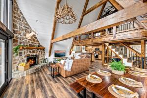 High Bear Activity, Handicap Ramp, Hot Tub, Fire Table, Game Room, Family Cabin