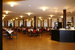 贡特拉姆斯多夫G&K酒店的一间在房间内配有桌椅的餐厅