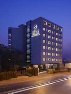 孟买速吧国际酒店的建筑一侧有标志的酒店