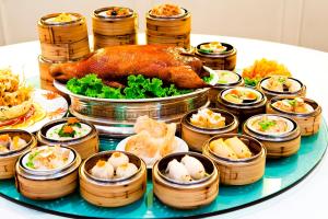 曼谷皇家公主兰朗酒店 - SHA Extra Plus的包括火鸡和其他食物的食品