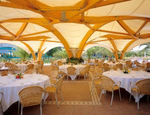 蒂沃利泰尔梅杜卡德斯特大酒店的一个带桌椅的大型帐篷