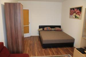 布达佩斯路易公寓的一间小房间,房间内设有一张床