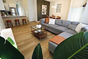 Downtown 3 Queen Beds, AC, Double Garage, Disney