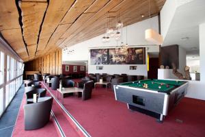 瑞吉卡尔巴德瑞吉卡尔巴德瑞士优质酒店的台球室配有台球桌和椅子
