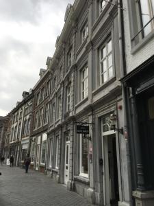 马斯特里赫特Boutique Hotel Grote Gracht的城市街道上的一排建筑物