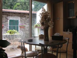 IsolabonaCasa Med Holiday Home的厨房以及带桌椅的用餐室。