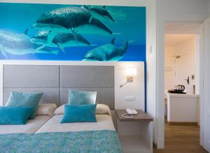 圣安东尼奥湾玛尔维尔俱乐部酒店&公寓的一间卧室配有一张带鲨鱼绘画的床