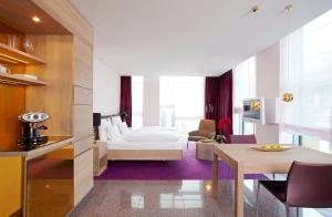 莱比锡阿比托套房酒店的酒店客房设有床和客厅。