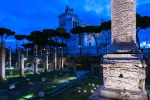 罗马狮子酒店的一座建筑物,在公墓里建有柱子