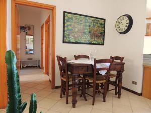 切尔诺比奥拉科利纳多罗度假屋的一间带桌椅和时钟的用餐室