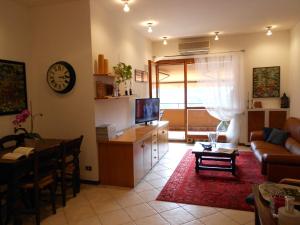 切尔诺比奥拉科利纳多罗度假屋的客厅配有沙发和桌子