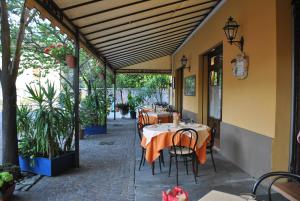 La Lanterna di Guiglia餐厅或其他用餐的地方
