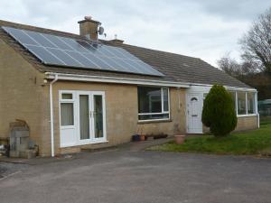 Flax Bourton斯耐普兰住宿加早餐旅馆的屋顶上有很多太阳能电池板的房子