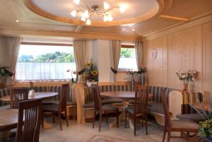 卡瓦莱塞阿格利塔马索卡密拉酒店的餐厅设有木桌、椅子和天花板