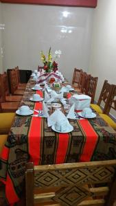 马丘比丘Vista Waynapata 1 23的一张长桌,上面有盘子和餐巾